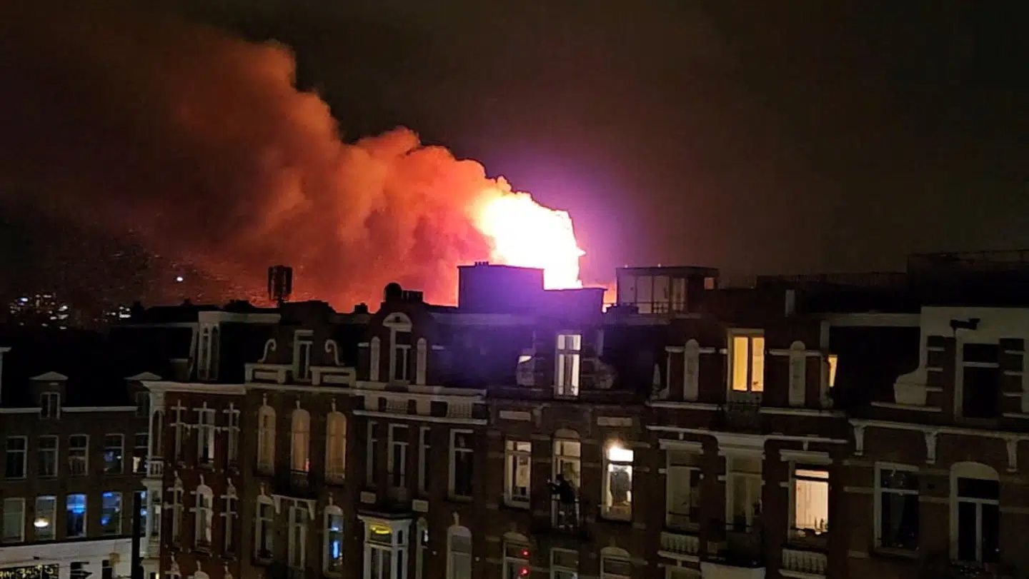 Flammerne står højt ved kirken i Amsterdam.