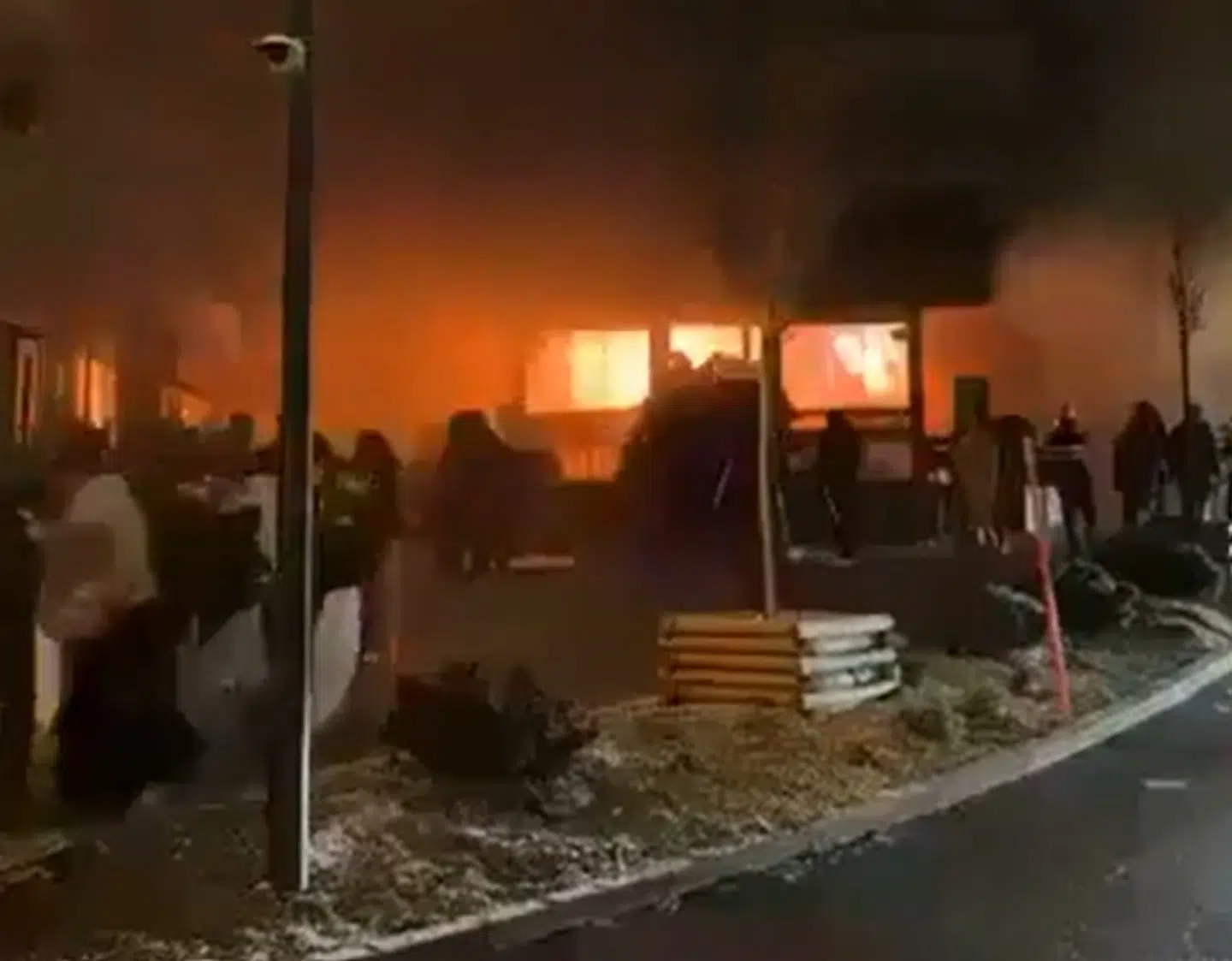 Flere personer er døde efter en eksplosion på en bar i skisportsbyen Crans-Montana i Schweiz