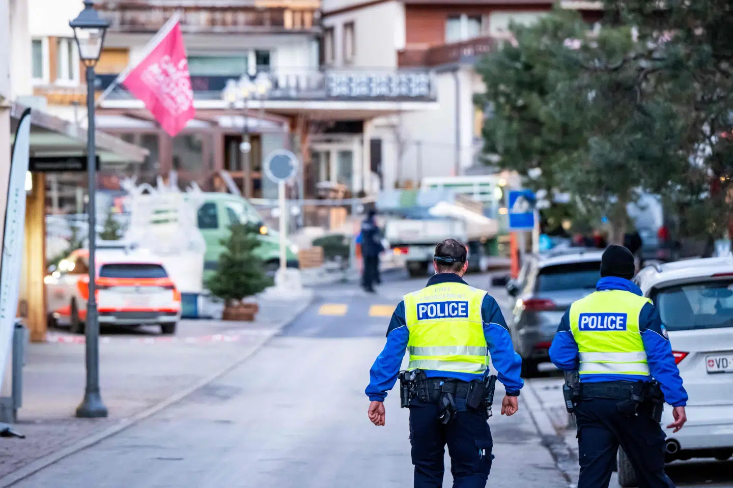 Et større område er spærret af efter eksplosionen i Crans-Montana, hvor politiet arbejder nytårsmorgen.