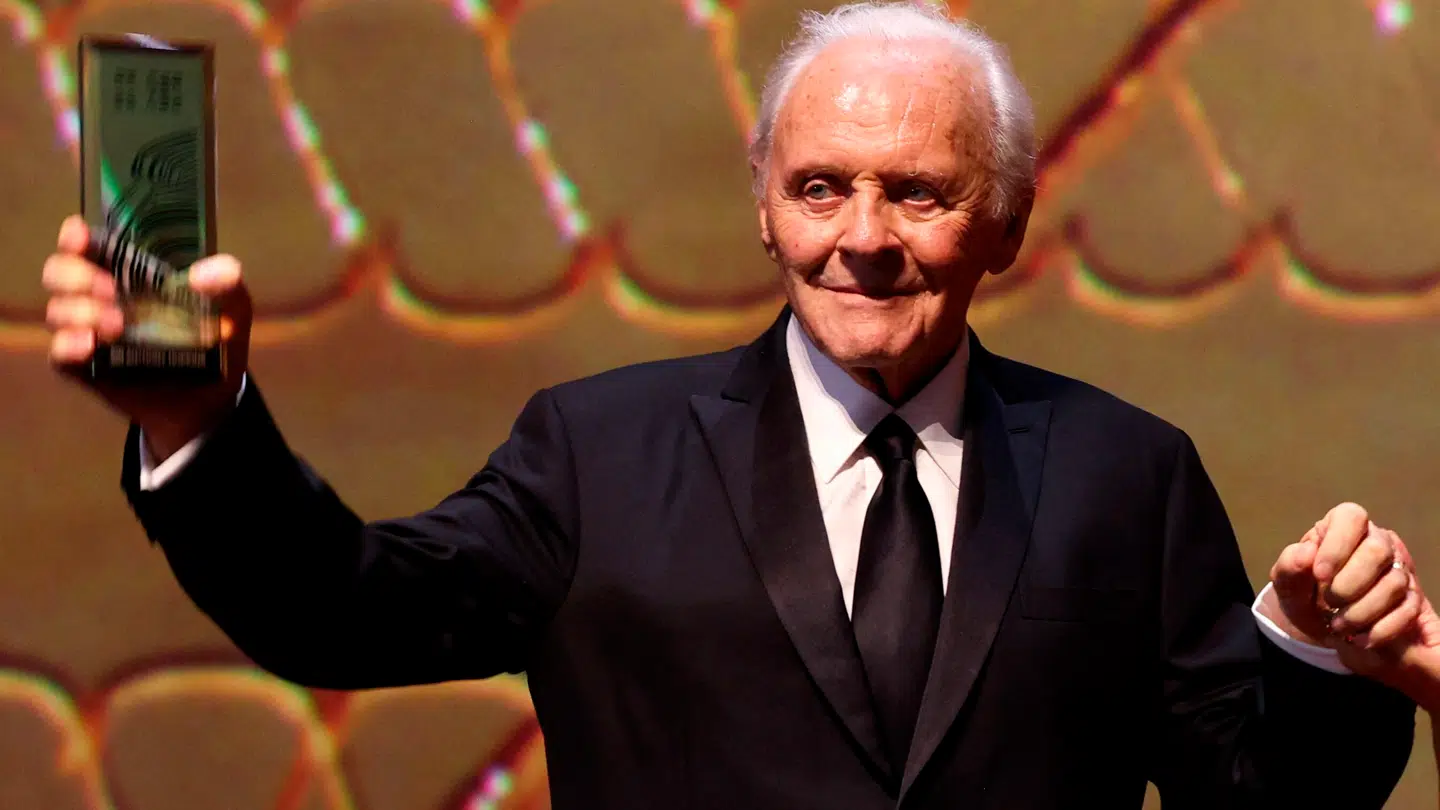 Her modtager Anthony Hopkins en anerkendelsespris ved Red Sea Film Festival i Jeddah i Saudi-Arabien. Det skete i december 2025.