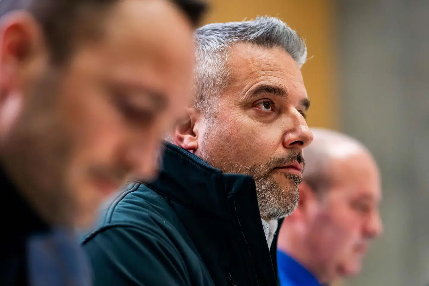 Stéphane Ganzer, der leder departementet for sikkerhed i Valais, har torsdag formiddag holdt pressemøde om eksplosionen i Crans-Montana sammen med blandt andet politiet. Ifølge ham er der flere udlændinge blandt ofrene.