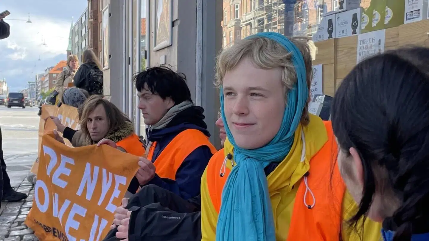 Petra Sanggaard (i det lyseblå tørklæde) forstår, at folk bliver irriterede. Hun forstår bare ikke den voldsomme vrede, hun oplever.