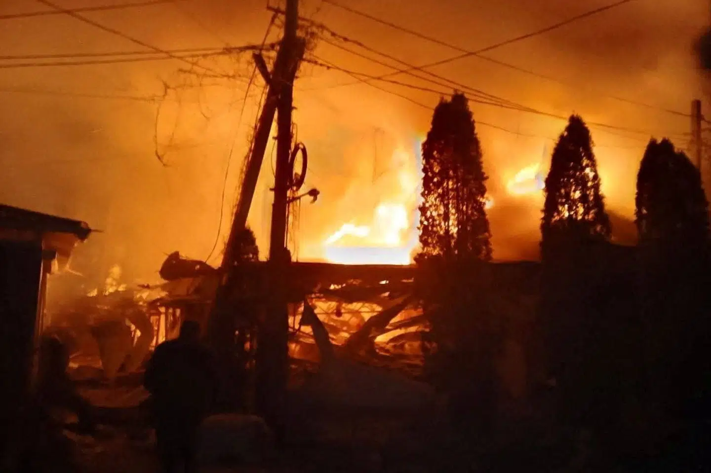 En brand er brudt ud efter et droneangreb i Kherson nytårsnat. Ifølge den russiskindsatte guvernør i regionen, Vladimir Saldo, står Ukraine bag angrebet, som ramte et hotel og en café.