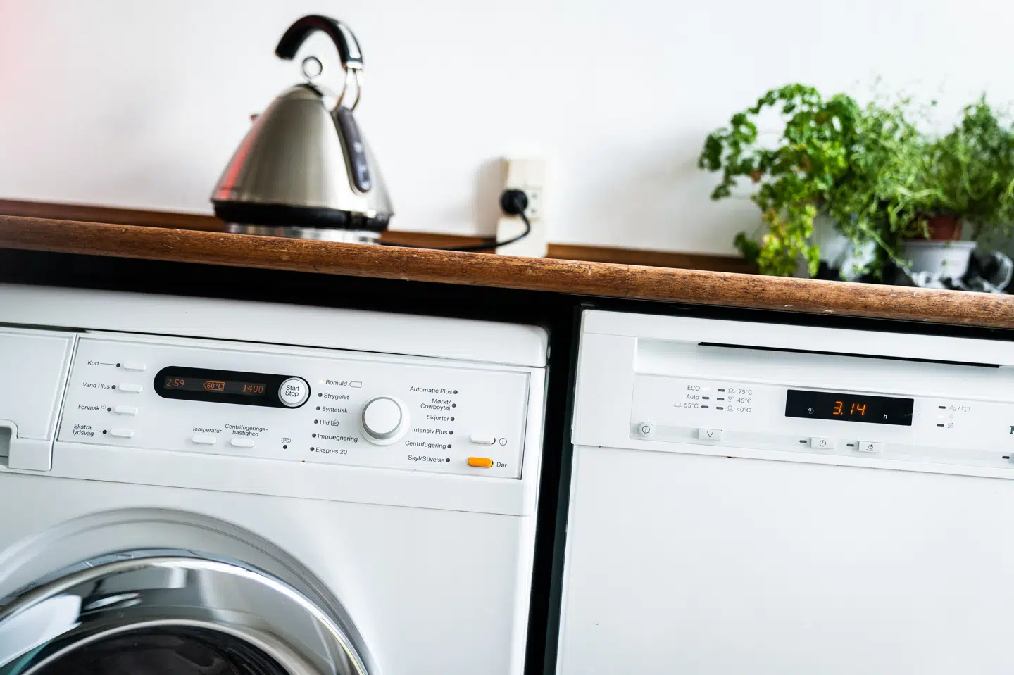Vaskemaskine, elkedel og opvaskemaskine bliver billigere at bruge i 2026 og 2027, hvor elafgiften er blevet banket i bund. (Arkivfoto).