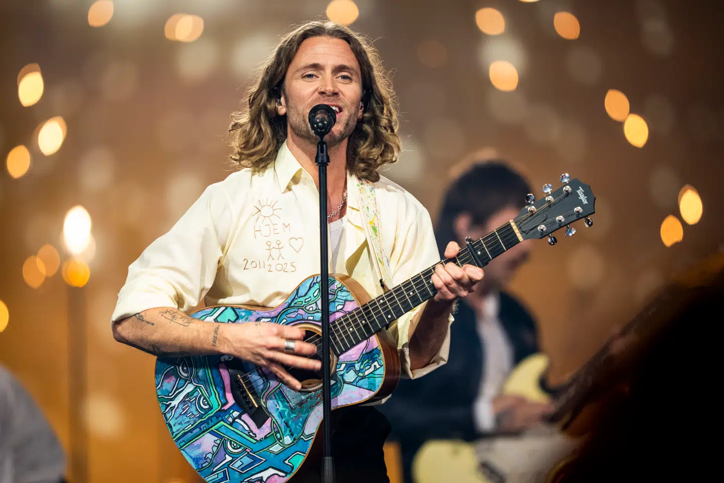 Tim Schou med sangen "Proud" ved Dansk Melodi Grand Prix 2025.