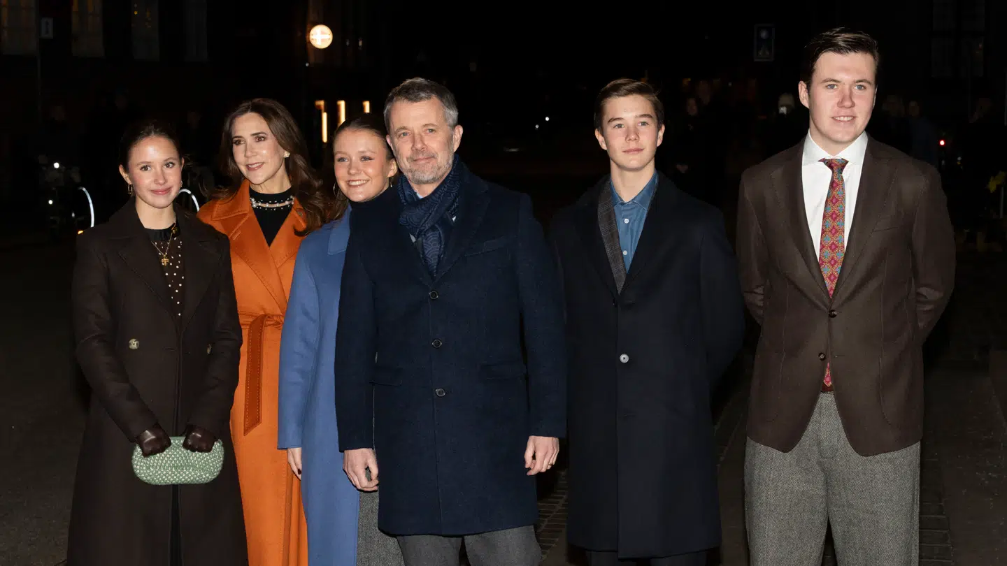 Prinsesse Josephine, dronning Mary, prinsesse Isabella, kong Frederik X, prins Vincent og kronprins Christian ankommer til juleaftensgudstjeneste i Vor Frue Kirke i København, onsdag den 24. december 2025..