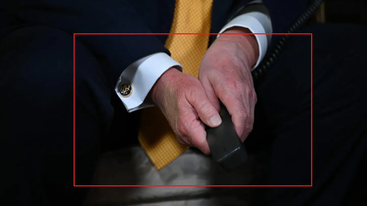 Det her er ét af de billeder af Donald Trumps hænder, der har floreret på de sociale medier. Billedet er taget den 24. december 2025.