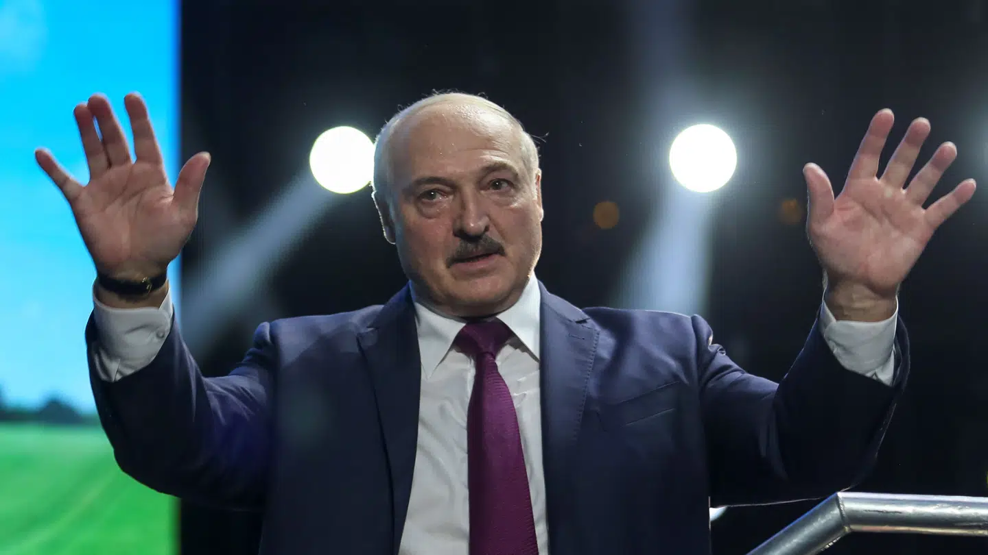 (Arkiv) Belarus' præsident, Aleksandr Lukasjenko, skulle angiveligt have advaret Ruslands præsident, Vladimir Putin, om et planlagt attentatforsøg.