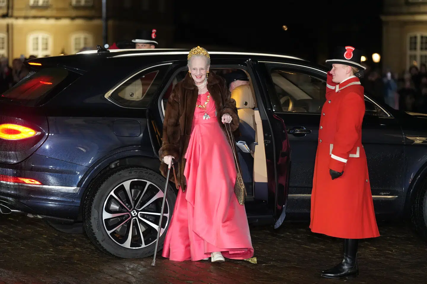 Dronning Margrethe ankommer til nytårstaffel foran Christian VII's palæ torsdag aften.