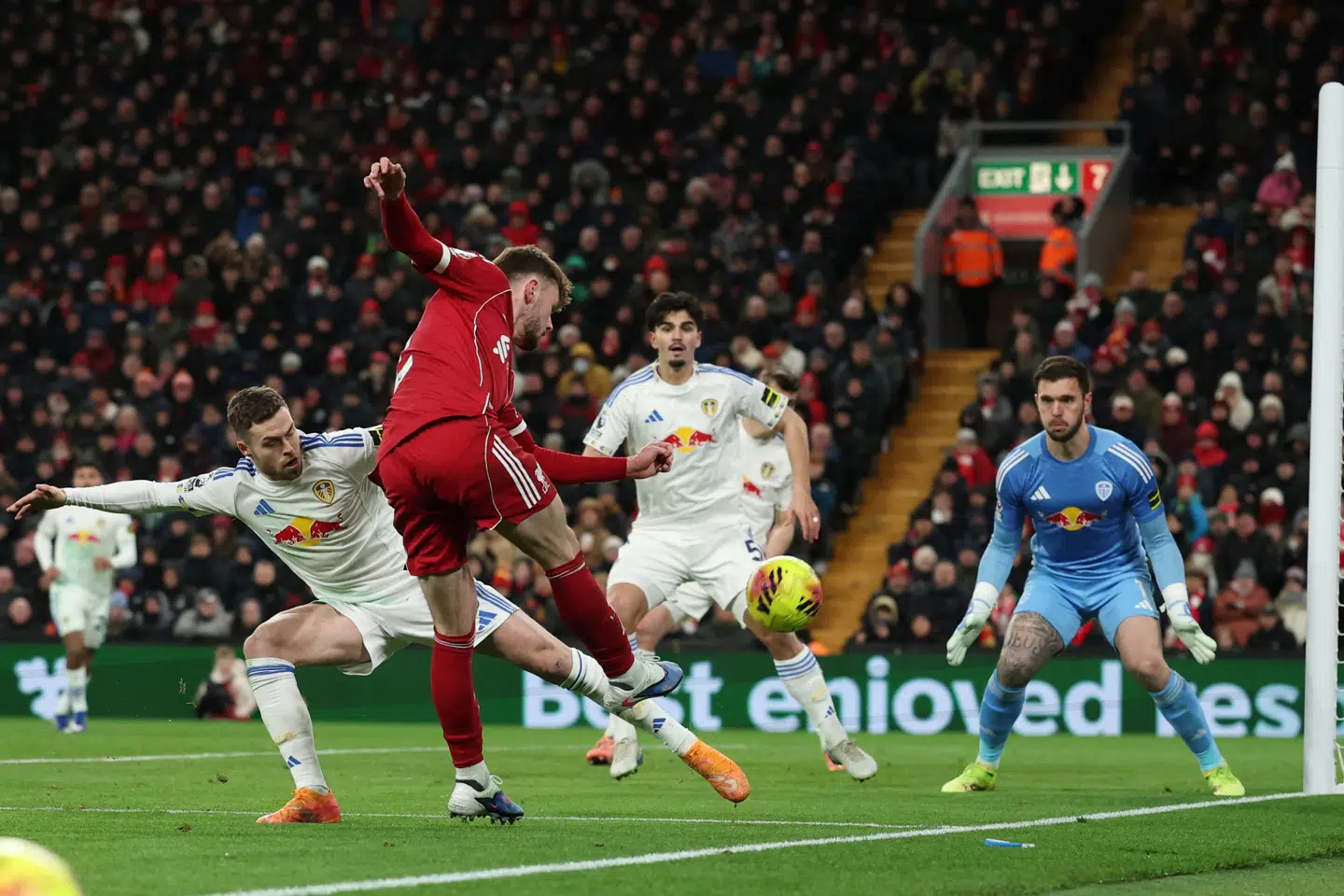 Liverpools spillere tog mange forkerte beslutninger i 0-0-kampen mod Leeds. Her er det Conor Bradley, der forsøger en afslutning fra en meget spids vinkel i stedet for at spille den til en fri holdkammerat i feltet.