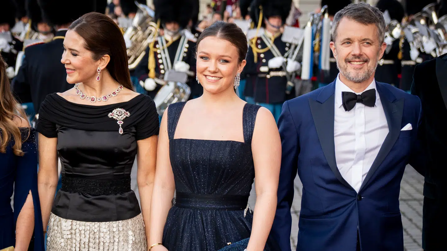 Dronning Mary, prinsesse Isabella og kong Frederik til prinsesse Isabellas 18-års fødselsdag i april 2025.