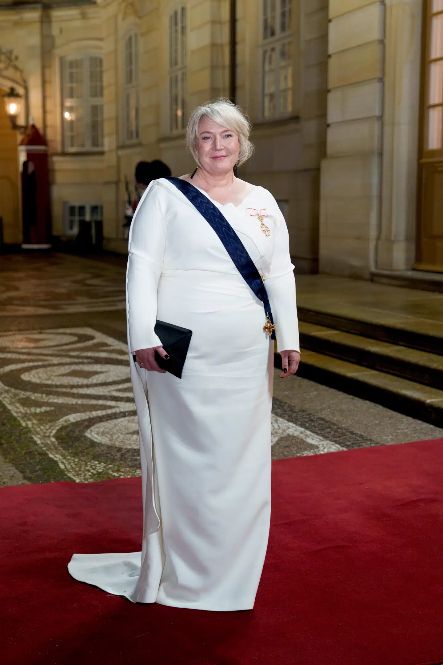 Uddannelses- og forskningsminister Christina Egelund i en hvid kjole designet af Søren Le Schmidt.