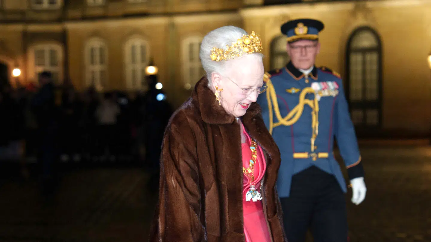 Dronning Margrethe ankommer til nytårskur iført et diadem af grønlandsk guld.