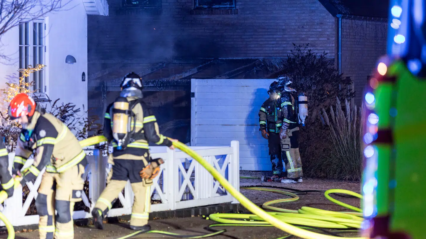 Politi og brandvæsen til stede ved brand i villa på Prins Buris Vej.