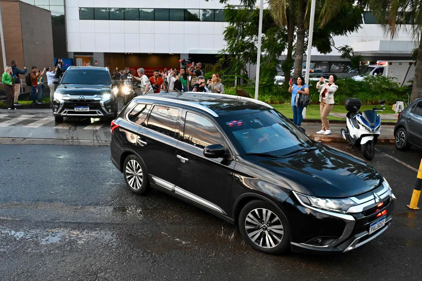 Jair Bolsonaro forlader DF Star-hospitalet i Brasiliens hovedstad, efter at han er blevet udskrevet. Han skal tilbage i fængslet, hvor han afsoner en 27 år lang fængselsdom.