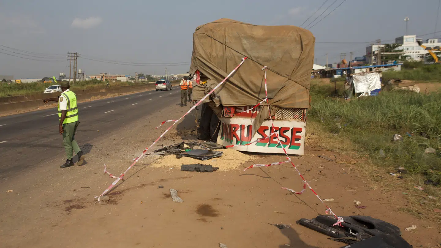 Der var voldsomme skader på den lastbil, som Anthony Joshuas bil kolliderede med.