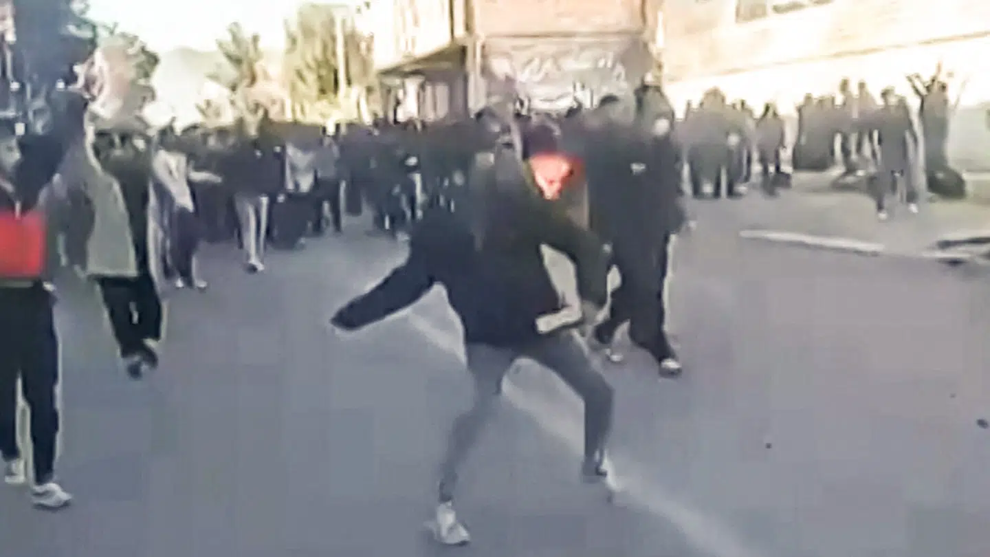 Her ses demonstranter på gaden i den iranske by Fasa. Billedet er taget 31. december.