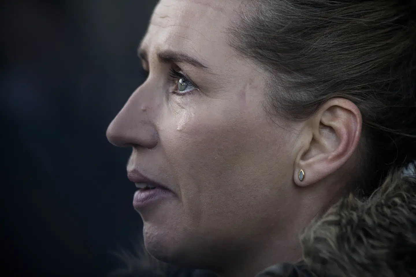 Statsminister Mette Frederiksen (S) var afsender af beslutningen om at aflive alle mink i Danmark, hvilket foreløbig ser ud til at koste staten omkring 30 milliarder kroner. Her ses hun under et besøg hos en minkavler i november 2020. (Arkivfoto).