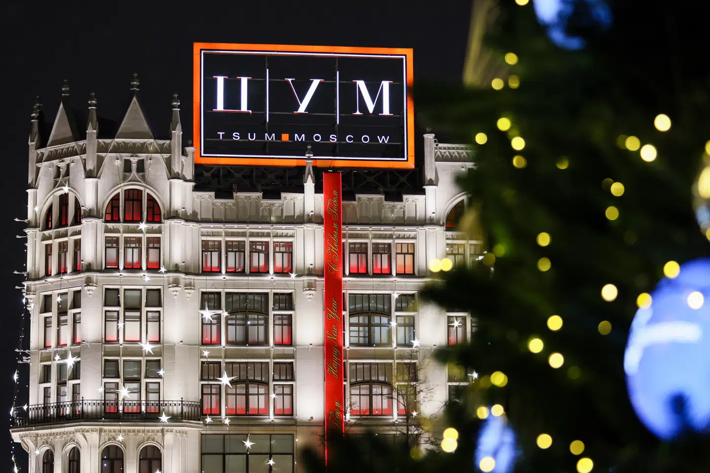 Det russiske stormagasin Tsums afdeling i det centrale Moskva sælger på sin hjemmeside tusinder af vestlige luksusprodukter, trods sanktionerne.