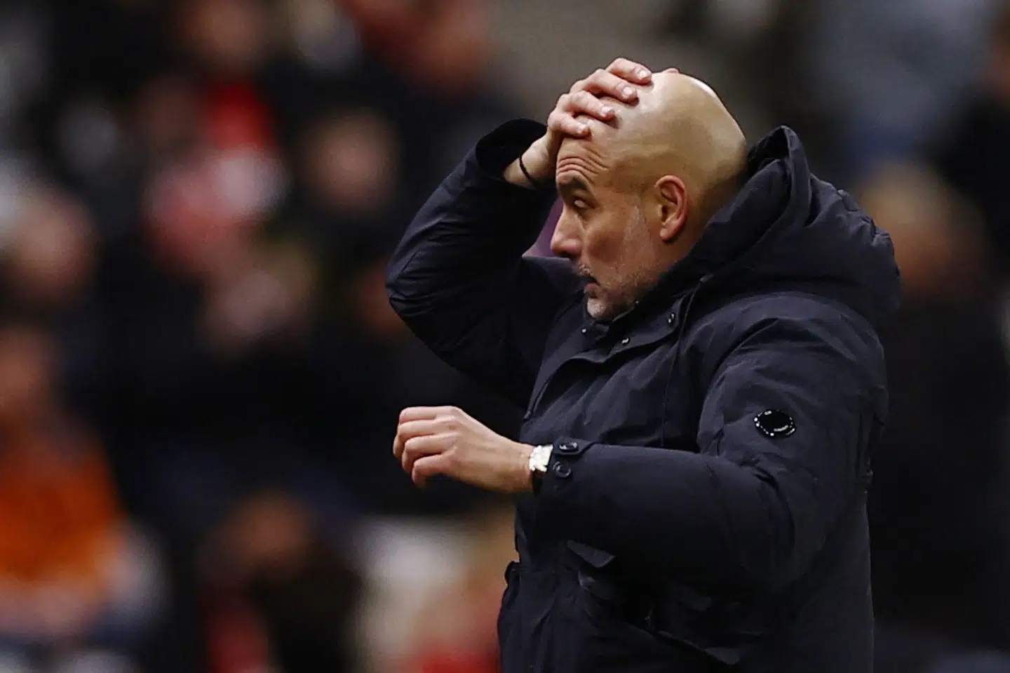 Pep Guardiola tog sig torsdag til hovedet over de misbrugte Manchester City-chancer i nullerten ude mod Sunderland.