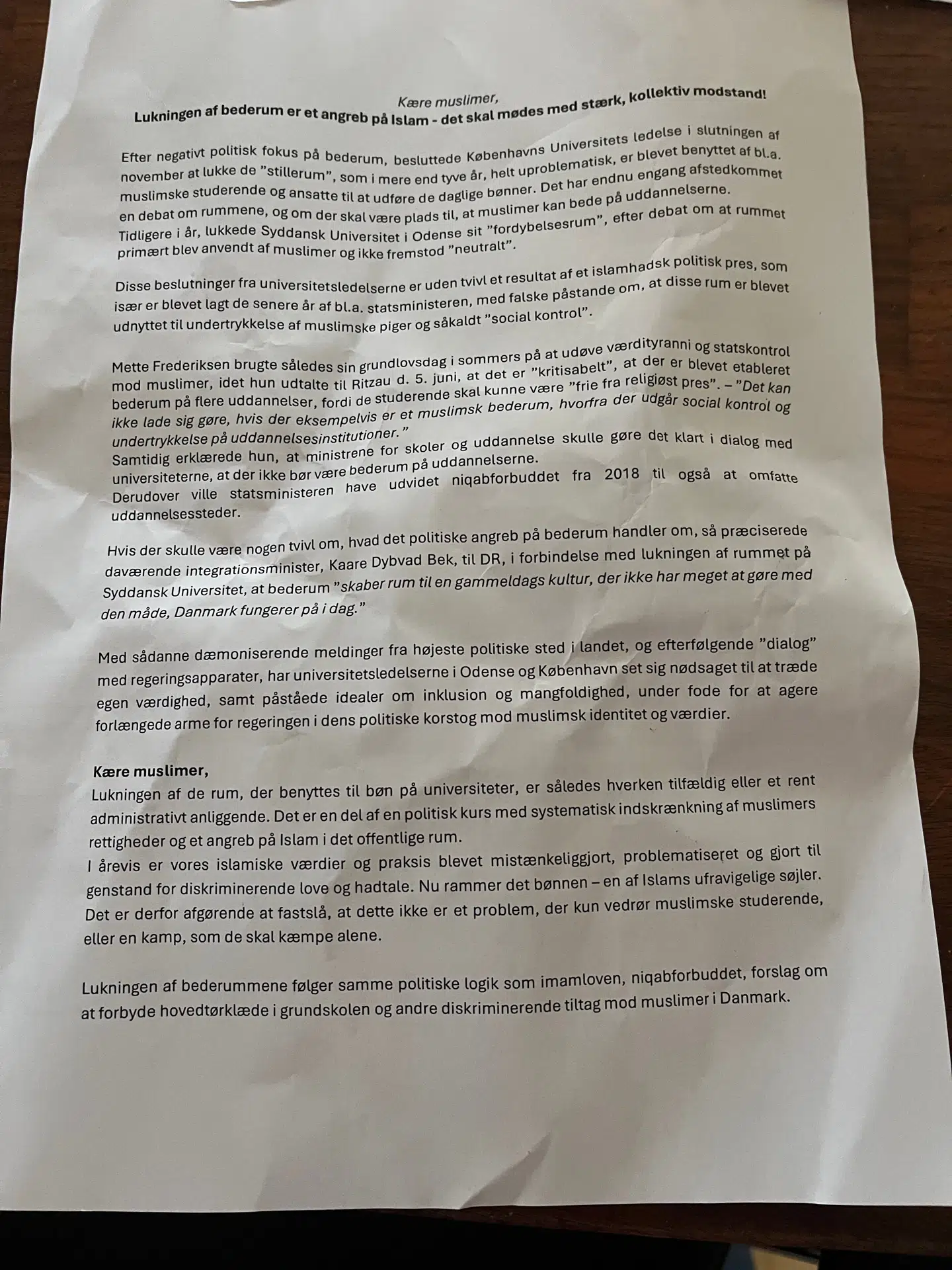 Her ses forsiden af den løbeseddel, som Hizb ut-Tahrir delte ud ved Enghøj Gymnasium.