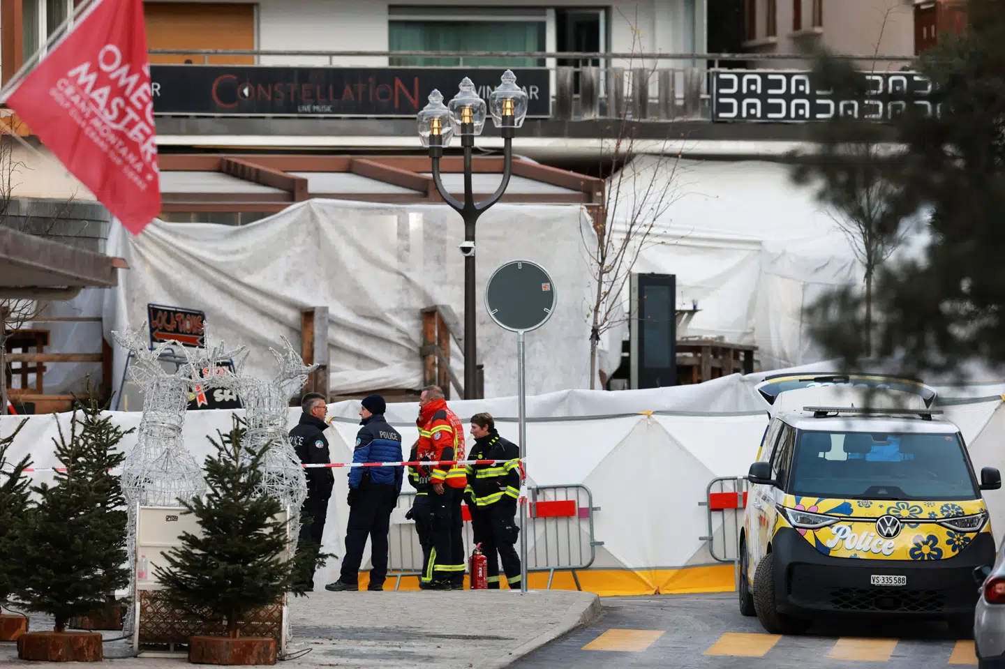 Branden brød ud natten til torsdag på baren Le Constellation i Schweiz. Dødsulykken bliver kaldt en af de største tragedier i landets historie.