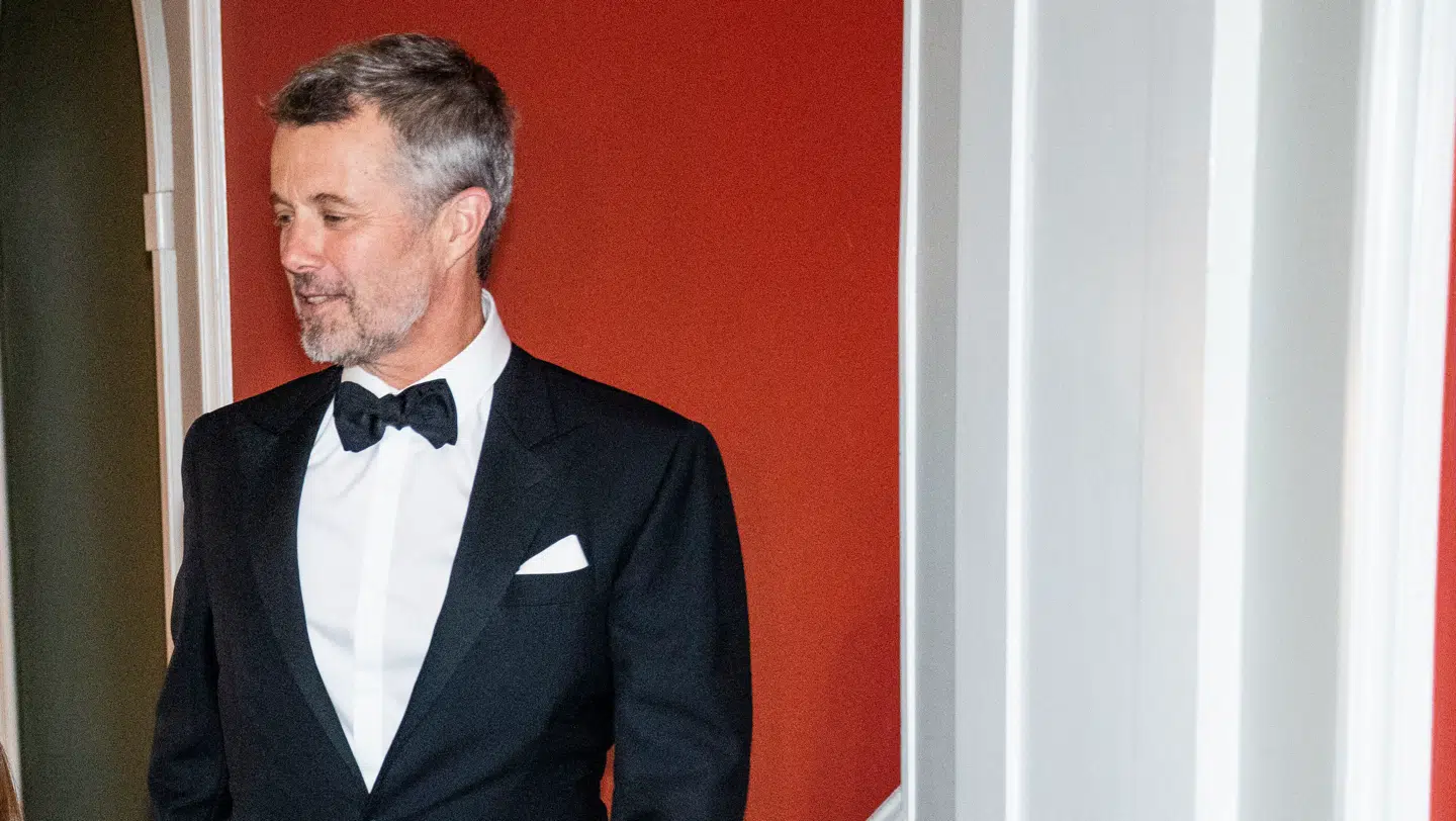 Kong Frederik bør fremover have smoking på til sine nytårstaler, mener både en modeekspert og en kulturkommentator.