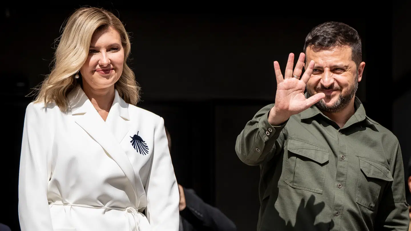 Zelenskyj ser sin 12-årige søn, Kyrylo, cirka hver 10. dag. Ifølge flere medier har kilder tæt på præsidenten udtalt, at livet i mørket væk fra børnene og konen, Olena (tv.), sætter ham under 'et enormt pres'.