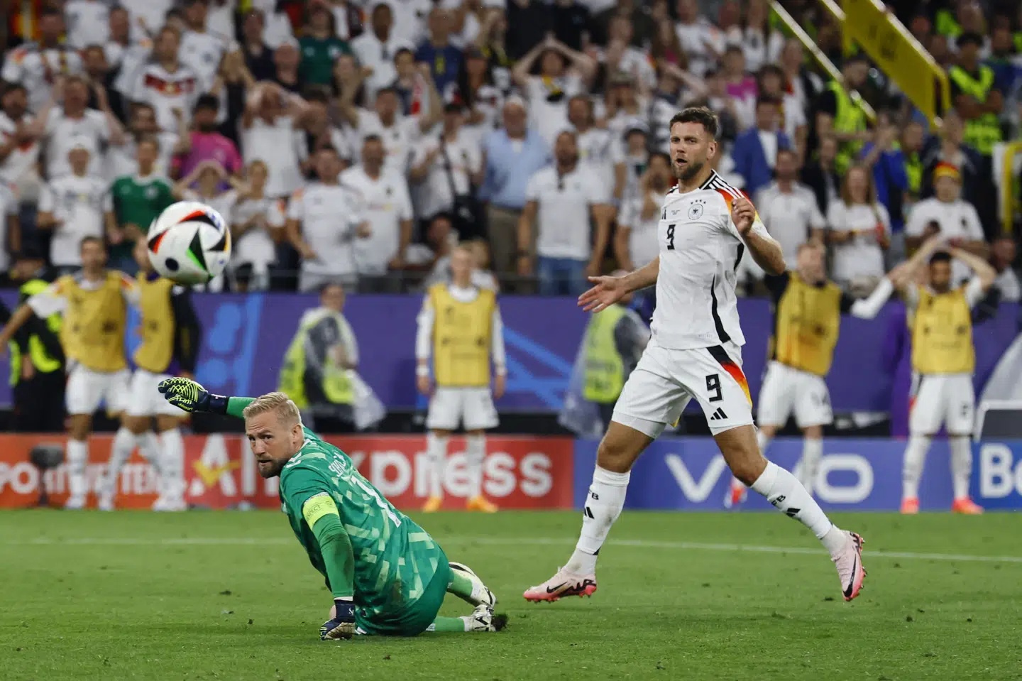 Niclas Füllkrug brænder her en chance på Kasper Schmeichel under EM-ottendedelsfinalen i 2024. (Arkivfoto).