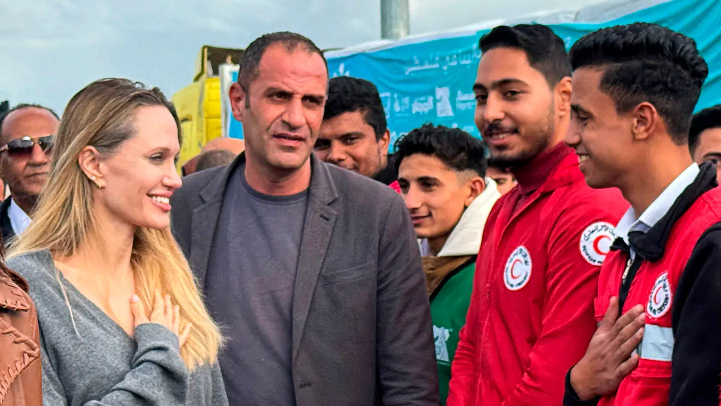 Her ses skuespilleren i sit møde med medarbejderne af Røde Halvmåne.