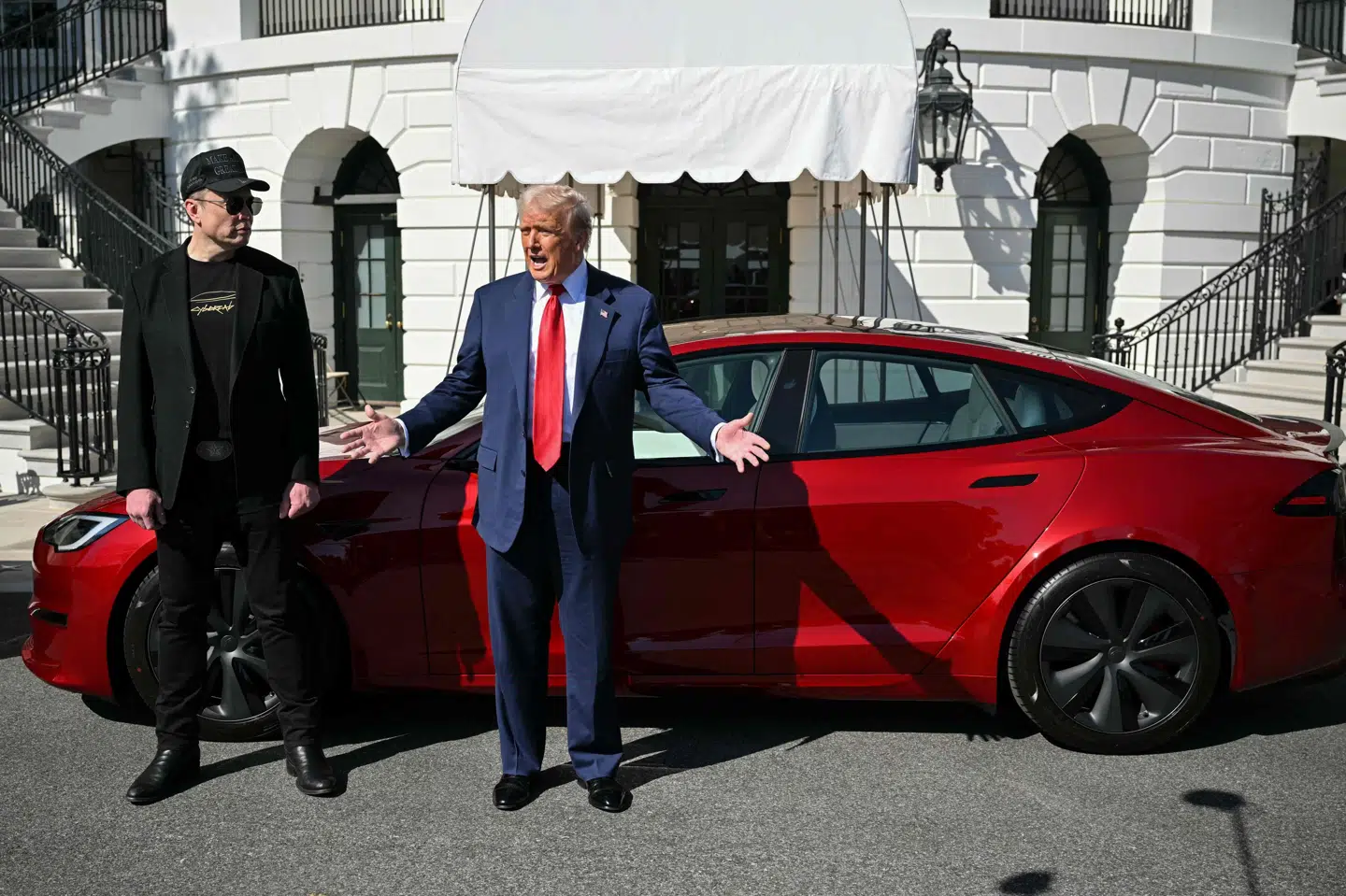 Elon Musk og USA's præsident, Donald Trump, bliver fotograferet i marts foran en Tesla, som Trump har købt for at støtte Elon Musk. Senere opstod der en offentlig strid mellem dem om den økonomiske politik i USA. (Arkivfoto).
