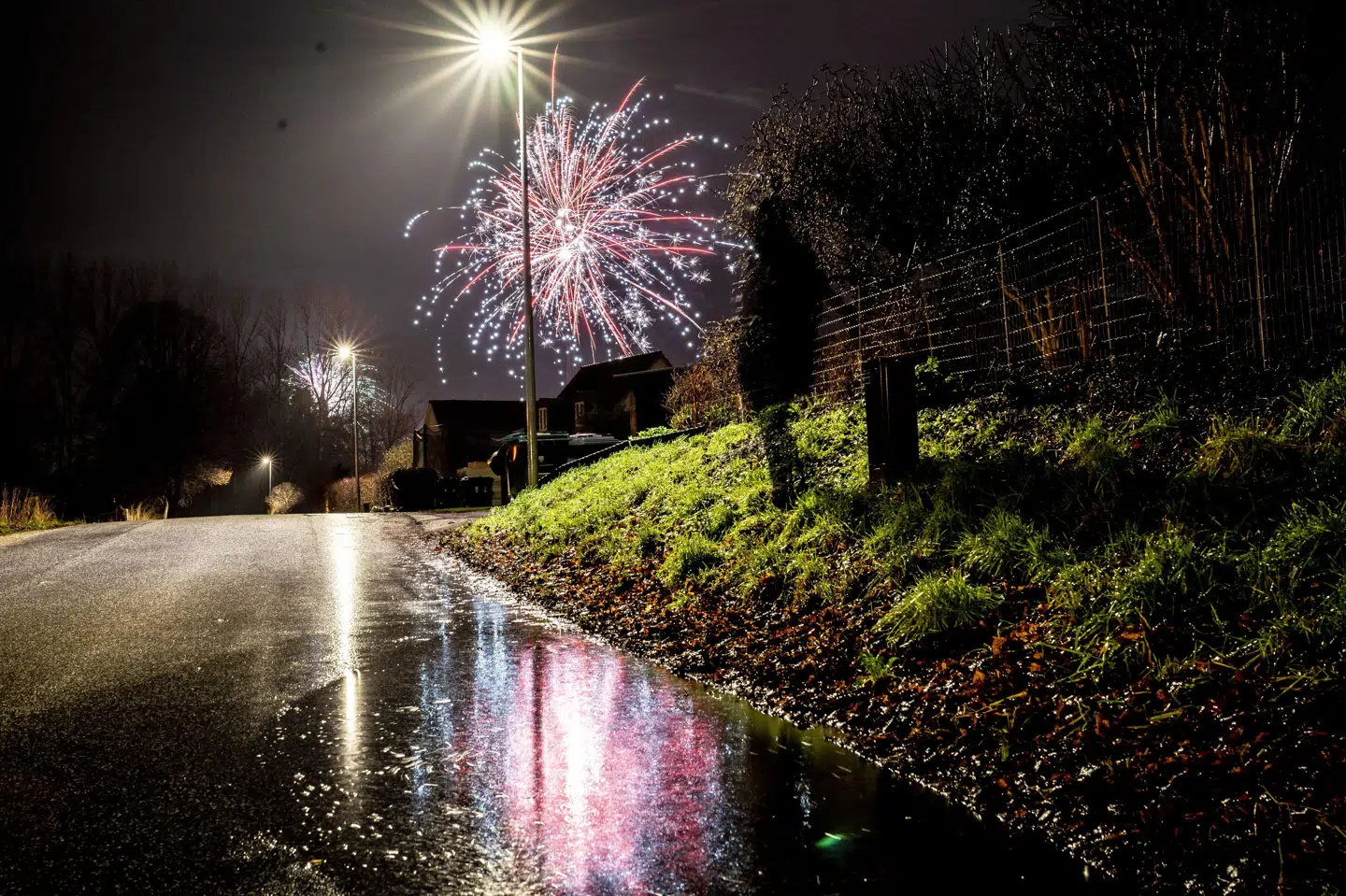 Fyrværkeri lyste op på himlen på en villavej nær Køge i 2023. I år er skadebilledet ved brug af fyrværkeri tæt på uændret med en let stigning. (Arkivfoto).