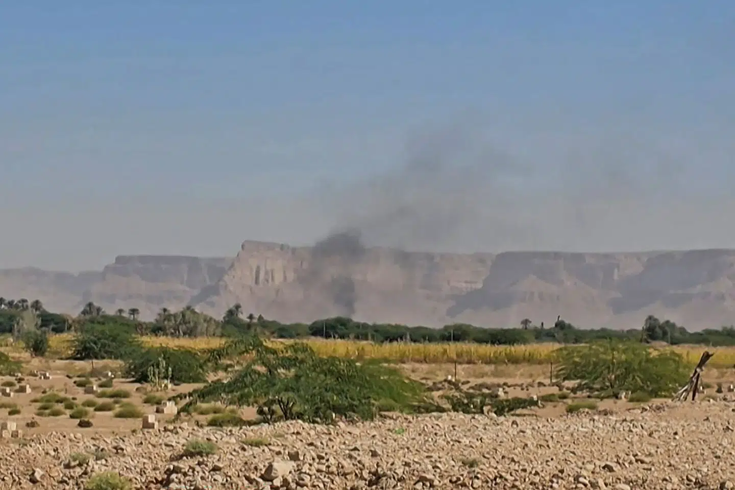 Røg stiger op i det sydlige Yemen efter angreb fra saudiskledet koalition mod oprørsgruppe, der er rykket frem.