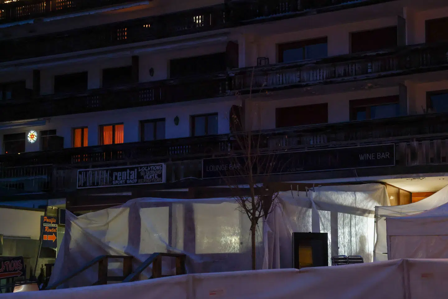 Plastik skærmer for den schweiziske bar Le Constellation, der nytårsnat brød i brand.