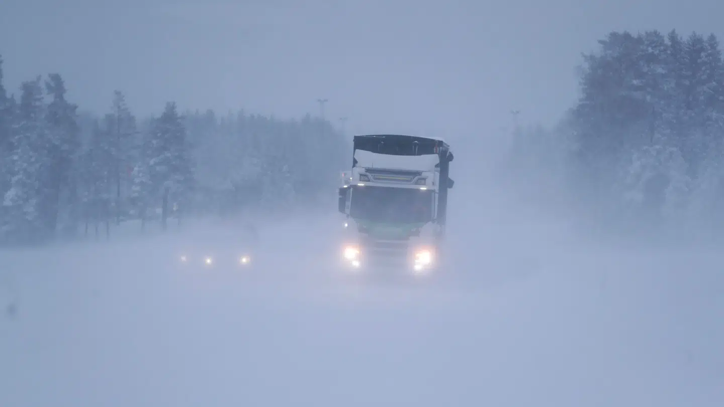 (Arkiv) I store dele af Sverige frarådes det at vove sig ud i trafikken.
