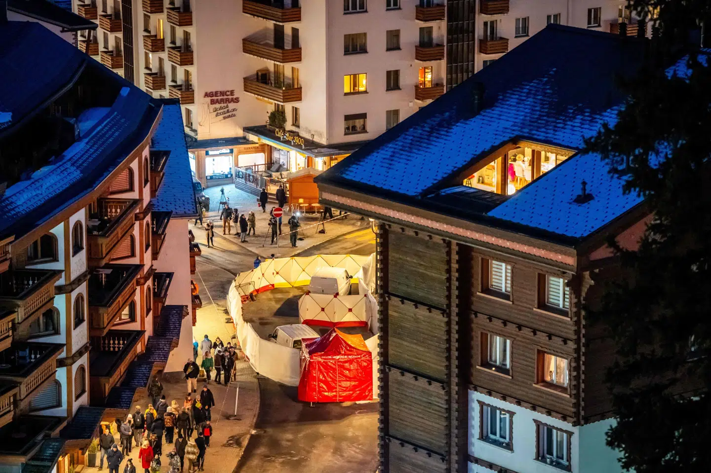 Afskærmning forhindrer offentligheden i at komme ind på den natklub, der nytårsnat brød i branden i Schweiz. Ejerne af baren købte ifølge den italienske avis Il Sole 24 Ore baren i 2015, efter at den havde stået tom.