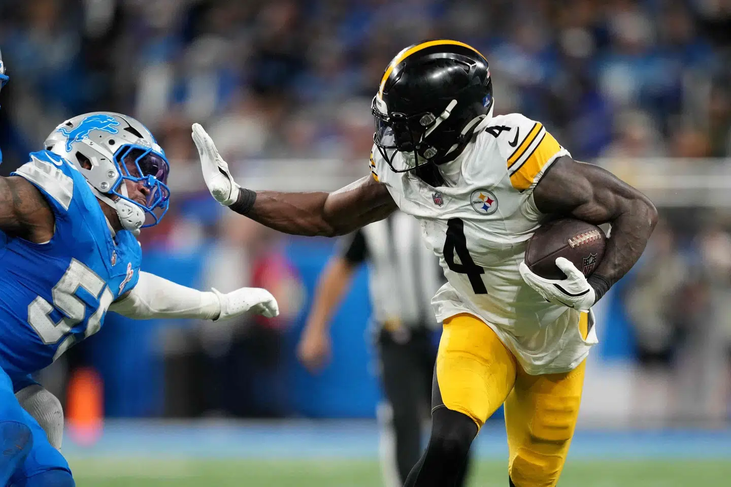 DK Metcalf (til højre) blev suspenderet i to kampe for at slå en Detroit Lions-fan. Det kan ende med at koste Pittsburgh Steelers en tur i slutspillet.