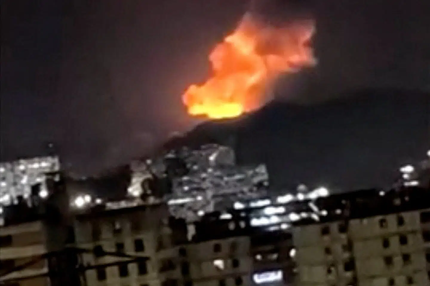 En røgsøjle stiger op over Caracas natten til lørdag lokal tid. Billedet er taget fra en video, som Reuters har modtaget fra en tredjepart.