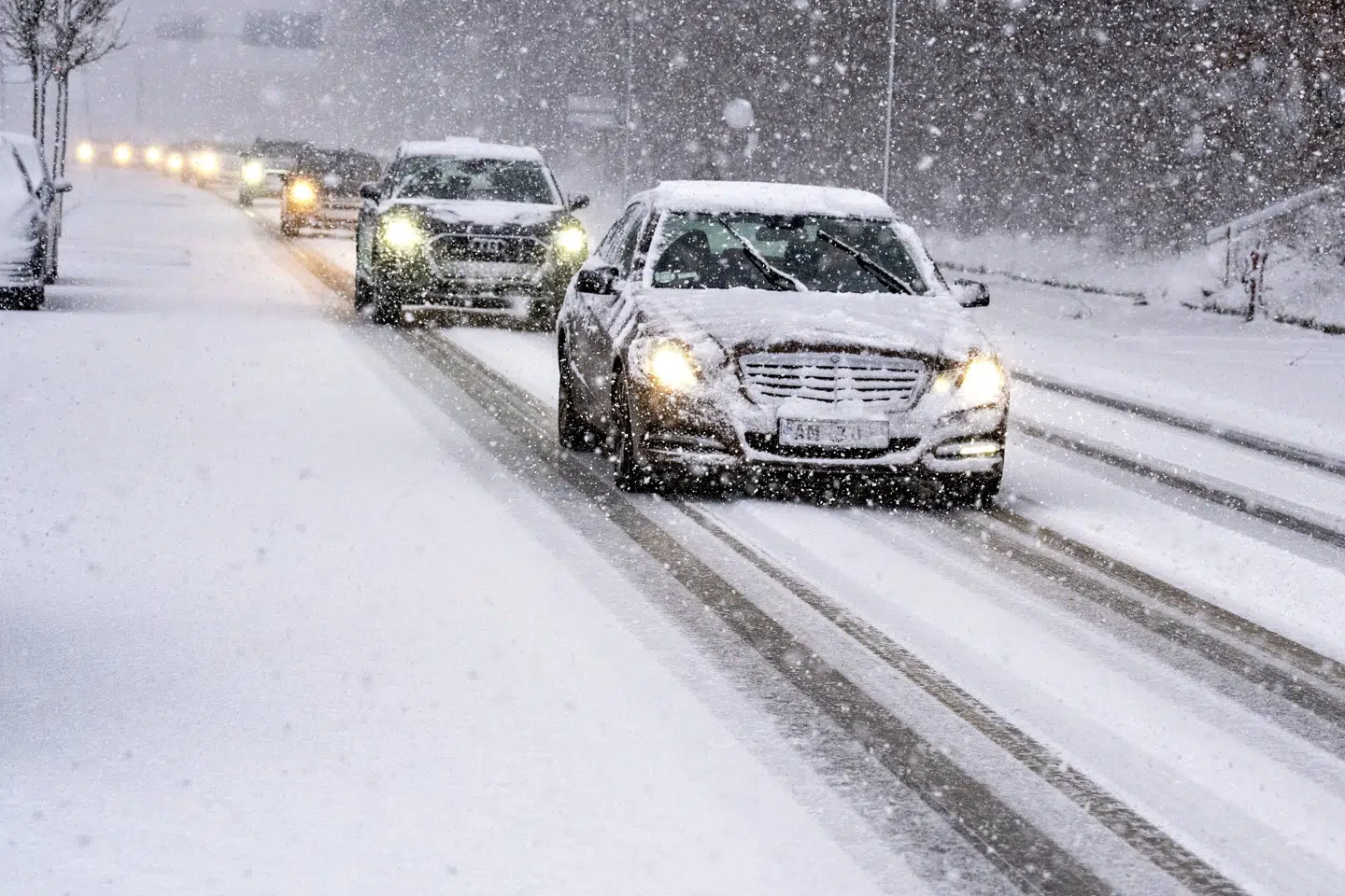 Lørdag morgen er der sne i det nordjyske og i Storkøbenhavn, og det betyder, at bilisterne kører langsomt, siger Vejdirektoratet. Allerede fredag sneede det i blandt andet Aalborg. (Arkivfoto).