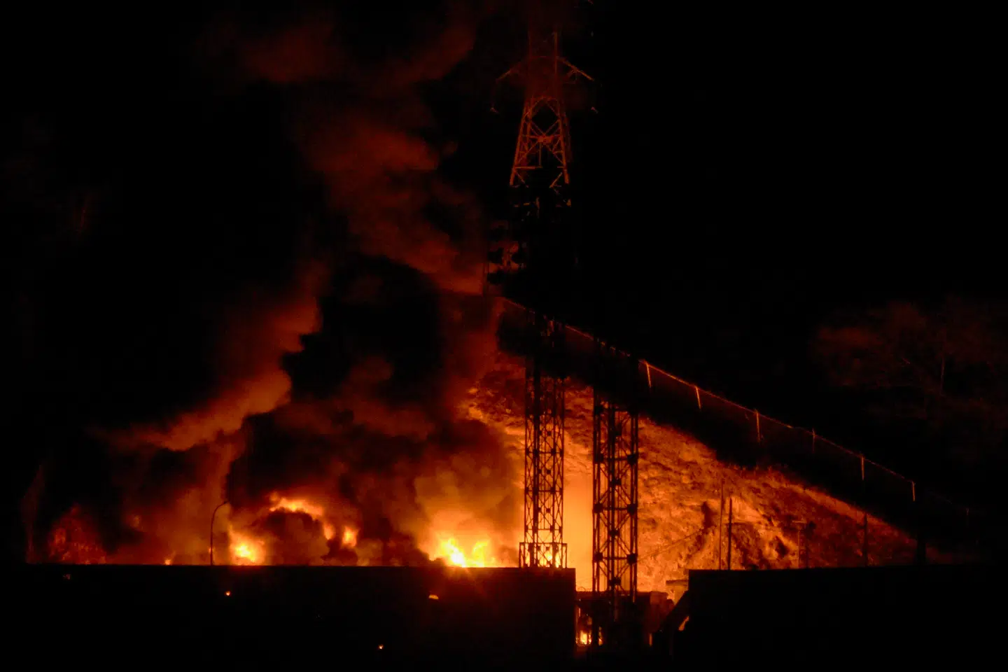 Venezuelas største militærbase står i flammer efter en serie eksplosioner, der ramte basen lørdag morgen. Der blev samtidig rapporteret om lyd af lavtflyvende flyvemaskiner over basen.