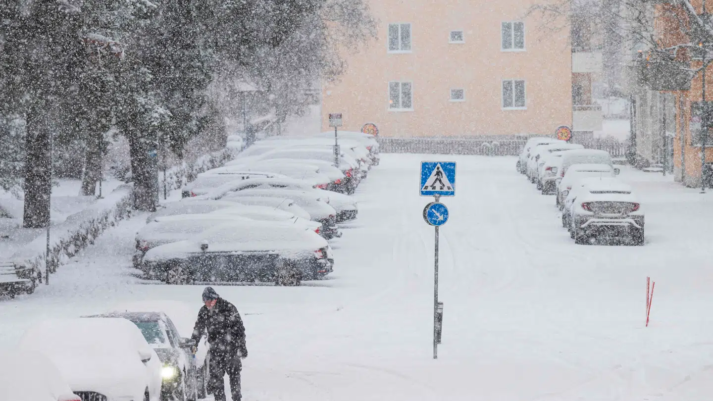 Stormen Anna har ramt den svenske hovedstad, hvorfor myndigheder nu advarer borgere om at bevæge sig ud i vejrkaosset.