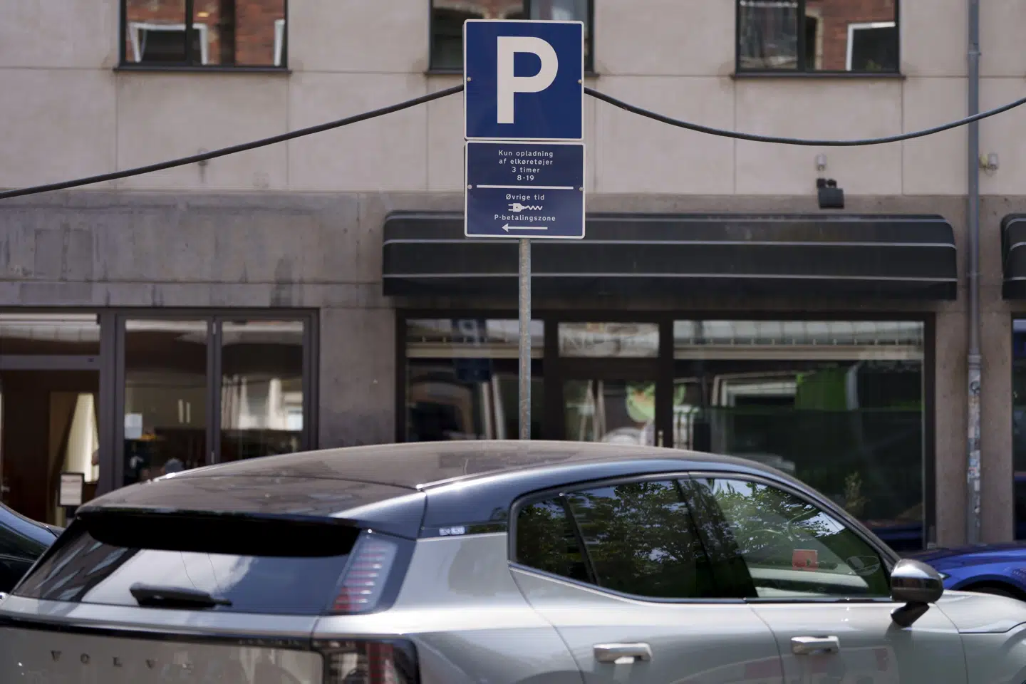 Der er sket en stor stigning i elbiler de seneste år, hvilket også kan ses i gadebilledet, hvor flere ladestandere og skilte til ladestandere er kommet til. Det kunne blandt andet ses i Borgergade i København 15. juli 2025. (Arkivfoto).