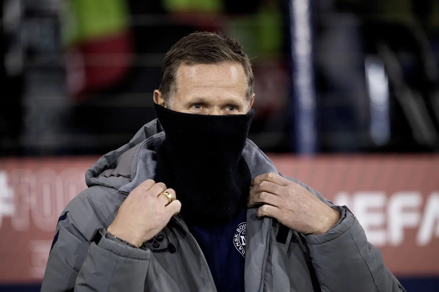 Peter Møller måtte hive halsedissen op for at holde sig varm i den afgørende VM-kvalifikationskamp i Skotland i november. Resultatet gav ham ikke noget at varme sig på. (Arkivfoto).