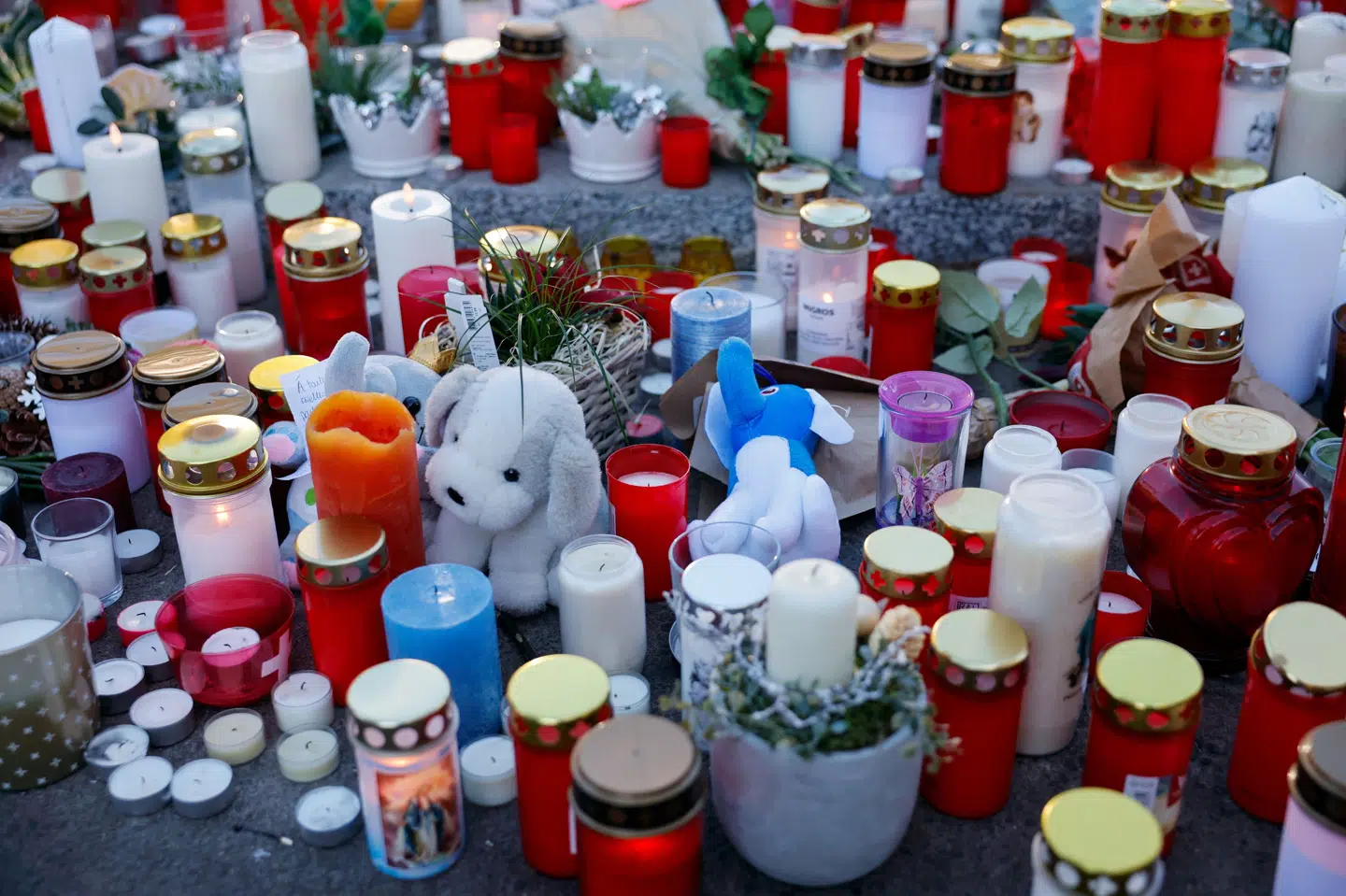 Tæt på baren Le Constellation, hvor en brand dræbte omkring 40 personer nytårsnat, er der i dagene efter blandt andet blevet tændt lys.