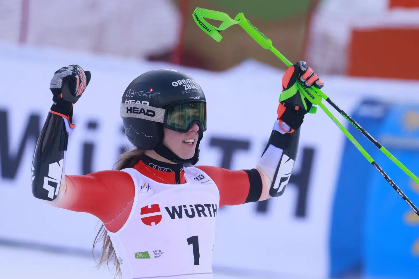 Camille Rast jubler efter at have vundet lørdagens World Cup-løb i storslalom.