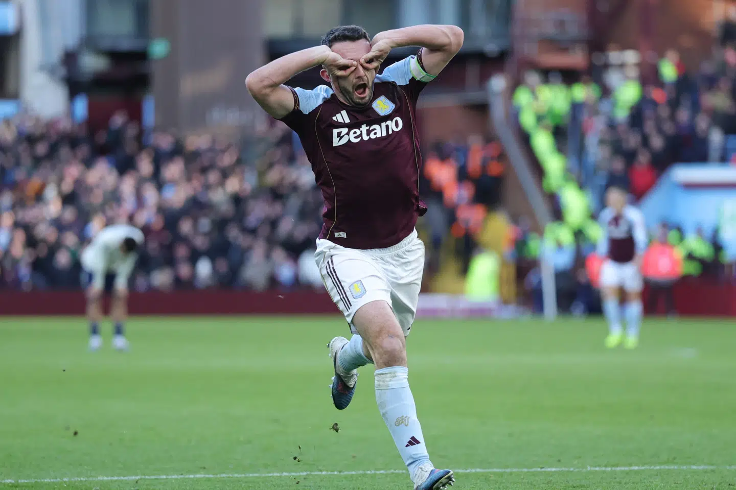 Aston Villa-anfører John McGinn indtog en sjælden rolle som dobbelt målscorer i hjemmeholdets 3-1-sejr.