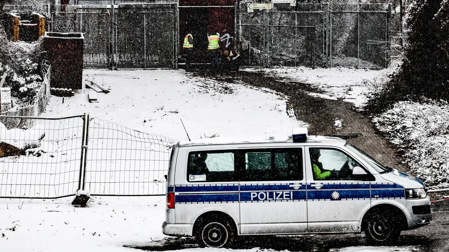 Det er et rigtig skidt tidspunkt, at strømmen er blevet afbrudt i Berlin, hvor der er faldet meget sne. I baggrunden ses kraftværket.