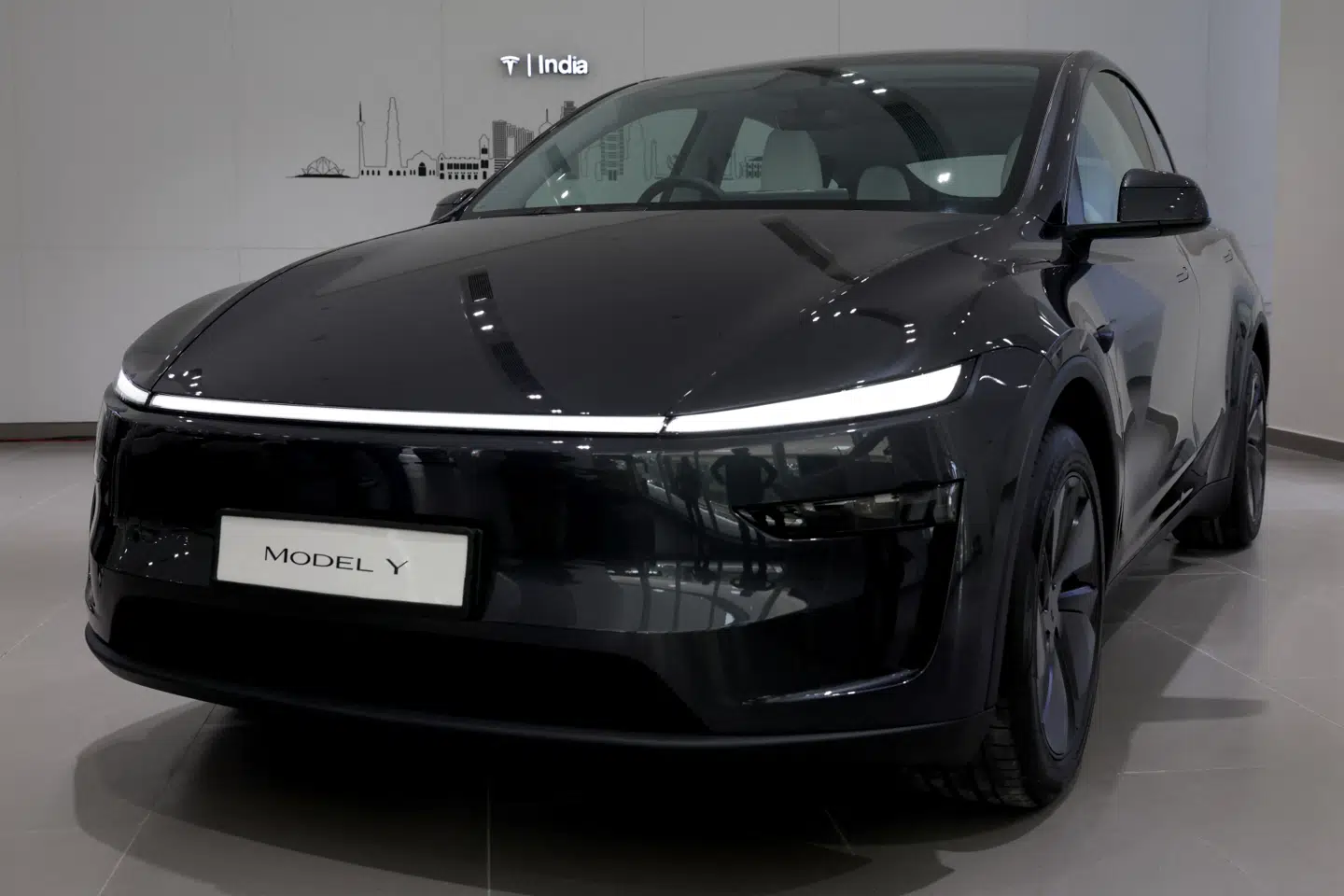 Tesla lancerede i 2025 deres model Y, der koster 5000 dollar mindre end deres tidligere modeller for at vinde tabte markedsandele tilbage.