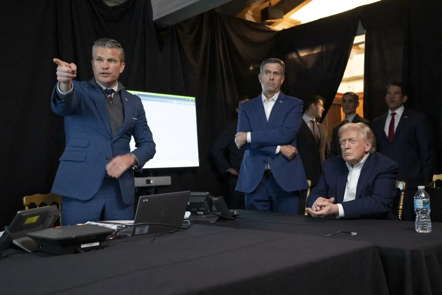 USA's præsident, Donald Trump, og forsvarsminister Pete Hegseth følger på afstand med i amerikansk militæroperation i Venezuela. Billedet er delt af Trump selv på Truth Social.