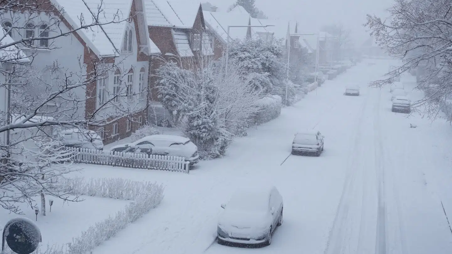 Sne fortsætter i store dele af landet.